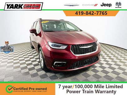 Certified 2022 Chrysler Pacifica Touring-L w/ Uconnect Theater Family Group