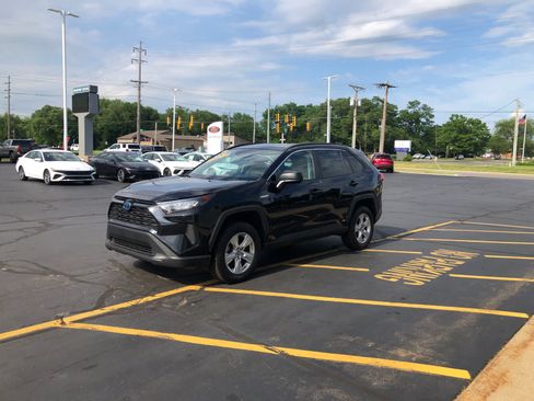 Used 2020 Toyota RAV4 LE AWD/4WD image 4