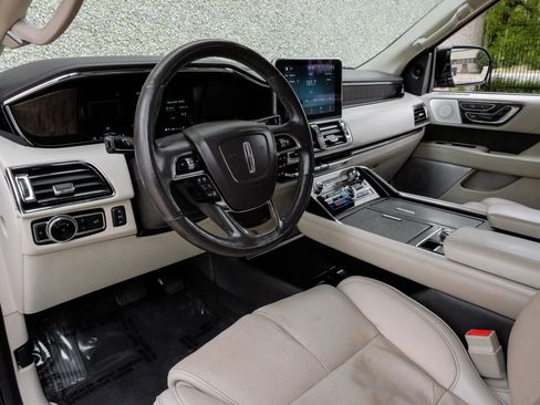 Used 2018 Lincoln Navigator Reserve w/ Technology Package AWD/4WD image 3