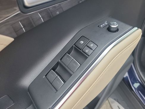 Used 2023 Toyota Highlander Limited FWD image 13