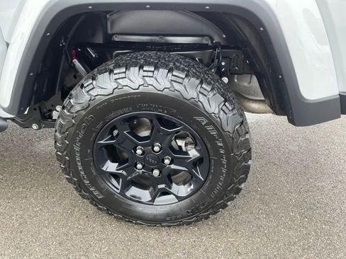 Used 2023 Jeep Gladiator Willys image 39