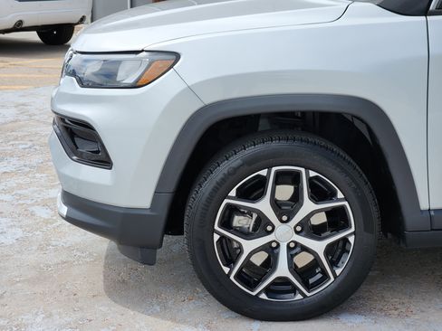 Used 2024 Jeep Compass Limited w/ Sun and Sound Group AWD/4WD image 9