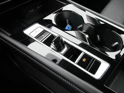 Certified 2025 Volkswagen Atlas SE image 24