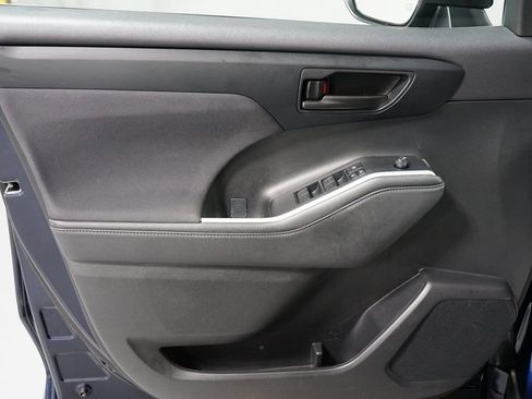 Used 2023 Toyota Highlander LE FWD image 31