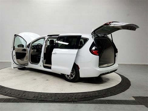 Used 2024 Chrysler Pacifica Limited image 13