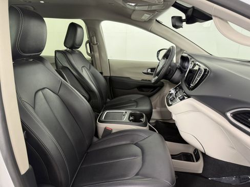Used 2024 Chrysler Pacifica Touring-L FWD image 10