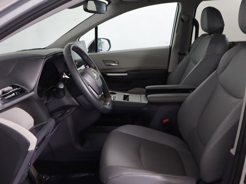 Used 2023 Toyota Sienna XLE image 18