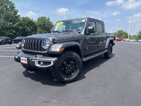 Used 2025 Jeep Gladiator Sport AWD/4WD image 1