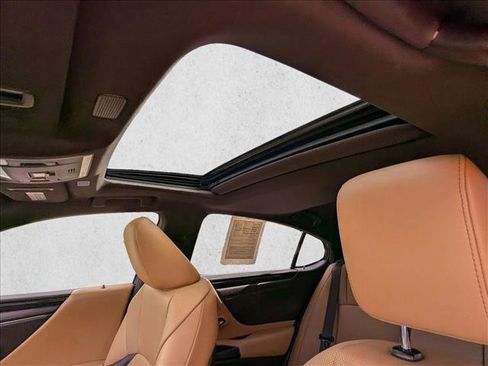 Used 2021 Lexus ES 300h w/ Premium Package image 17