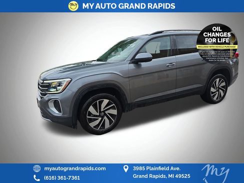 Used 2025 Volkswagen Atlas SE AWD/4WD image 3