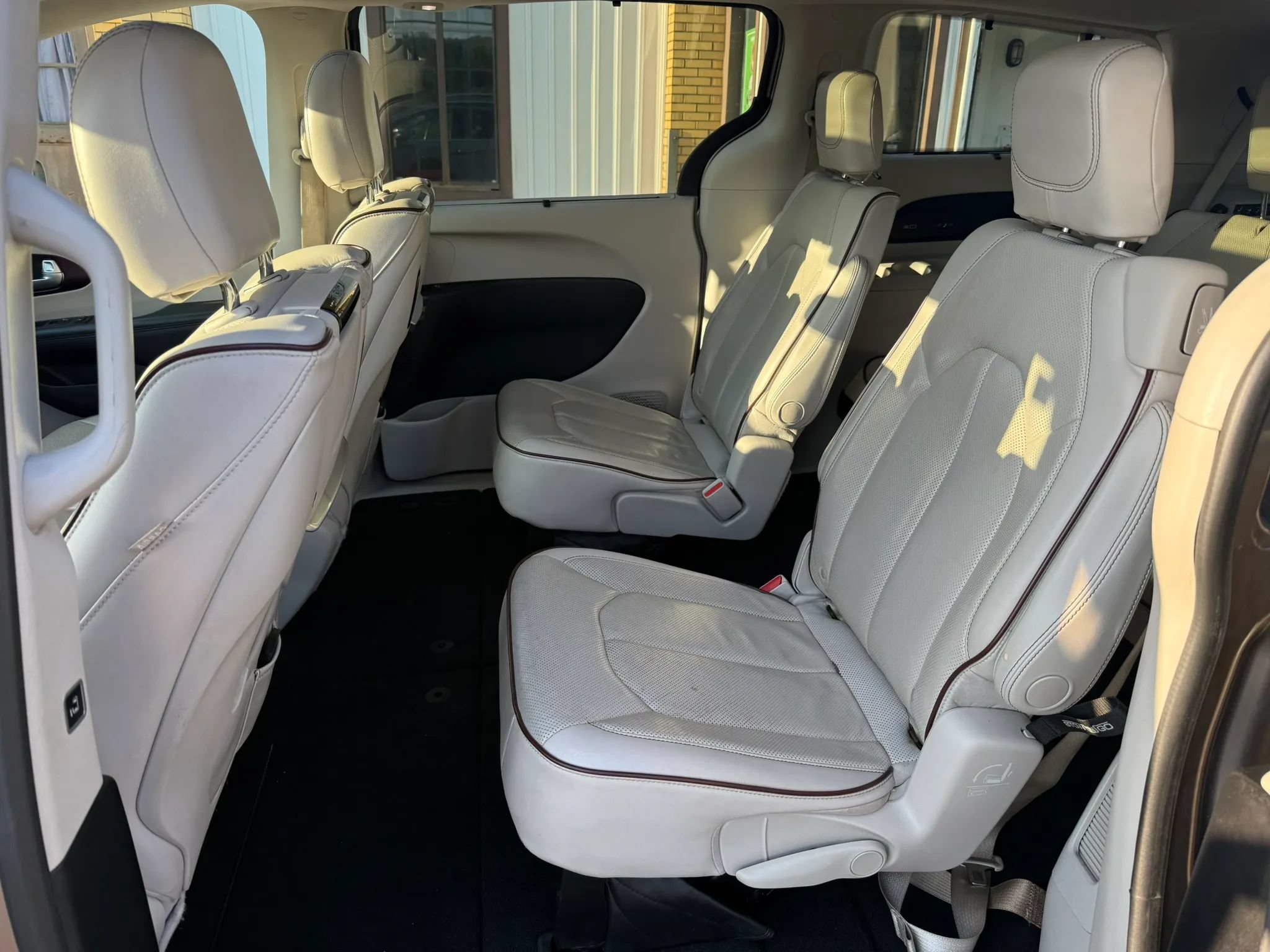 Used 2017 Chrysler Pacifica Limited w/ UConnect Theater Package FWD image 17
