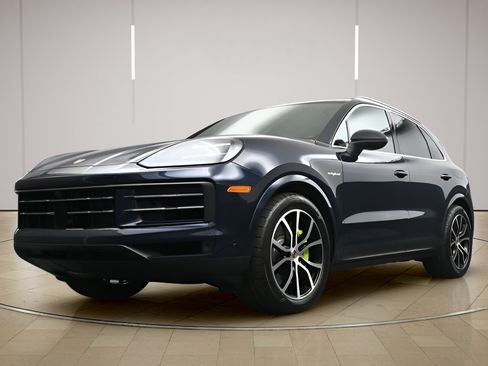 Certified 2025 Porsche Cayenne S AWD/4WD image 31
