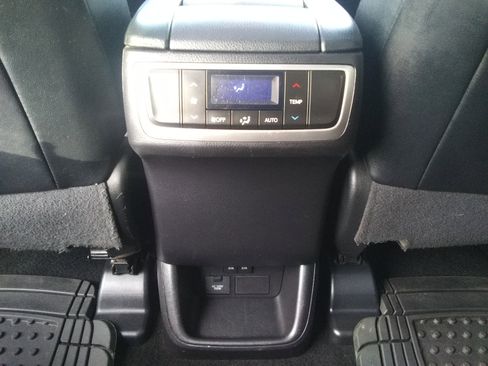 Used 2017 Toyota Highlander AWD V6 image 14