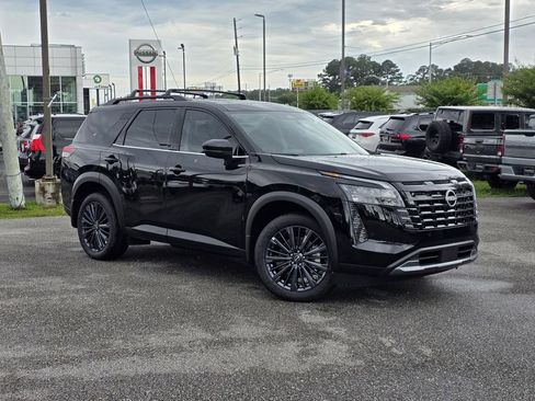 New 2026 Nissan Pathfinder SL w/ SL Premium Package AWD/4WD image 2