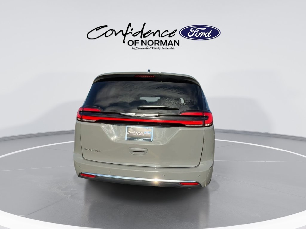 Used 2025 Chrysler Pacifica Select FWD image 8