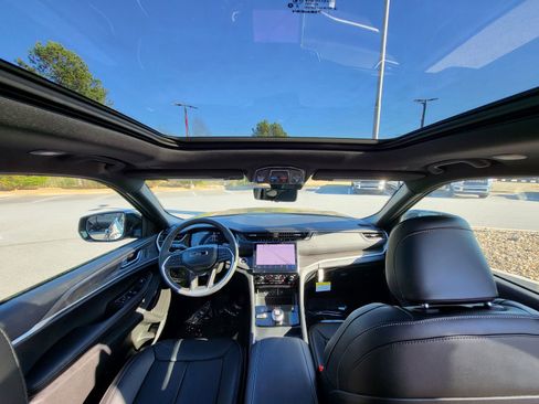 Used 2025 Jeep Grand Cherokee Limited w/ Luxury Tech Group II AWD/4WD image 14