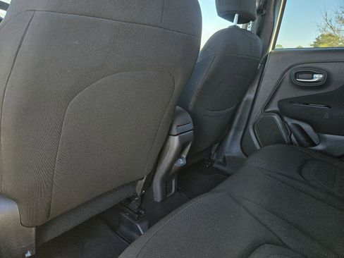 Used 2021 Jeep Renegade Latitude image 28