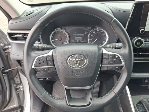 Used 2024 Toyota Highlander LE AWD/4WD image 19