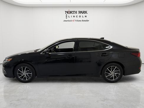 Used 2017 Lexus ES 350 w/ Luxury Package FWD image 2