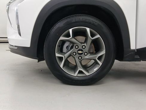 Used 2025 Chevrolet Trax LT w/ LT Convenience Package image 17