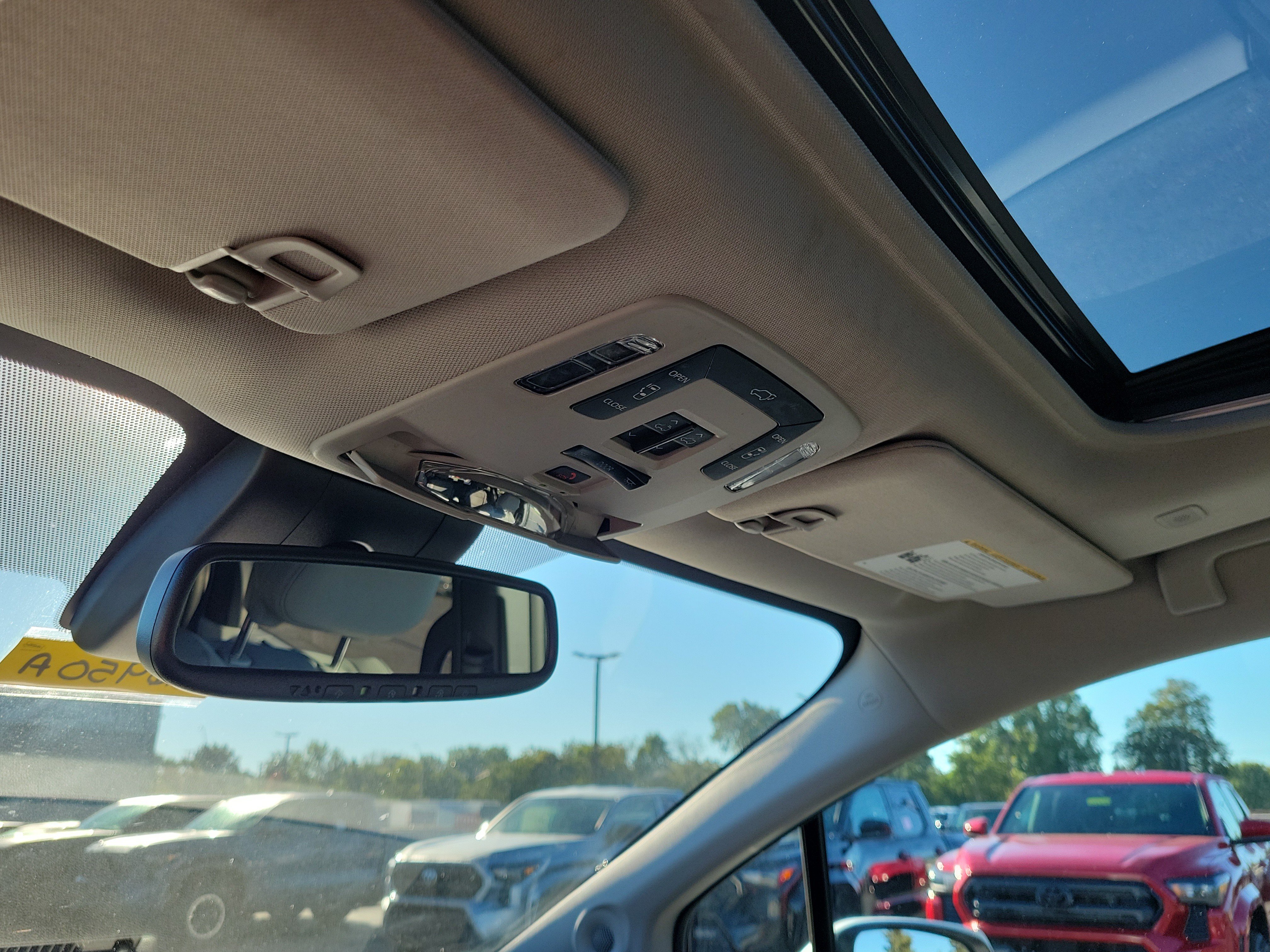 Used 2025 Toyota Sienna XLE w/ XLE Plus Package FWD image 31