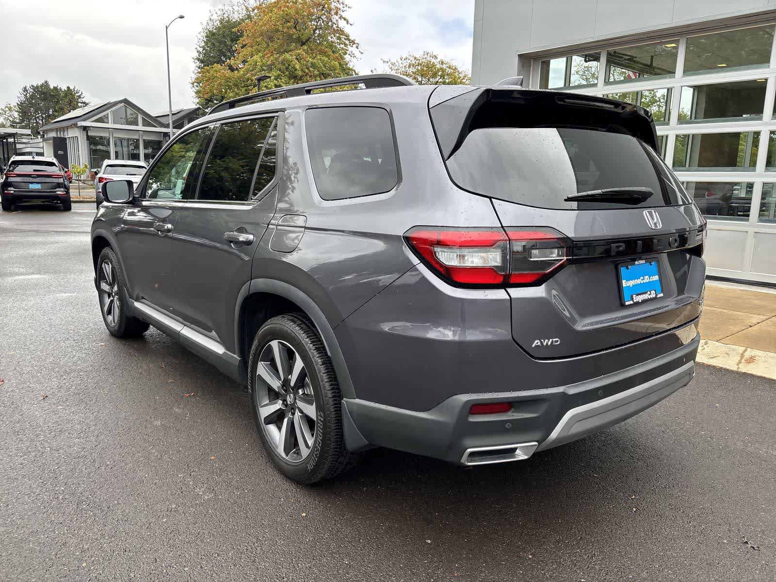 Used 2025 Honda Pilot Touring image 3