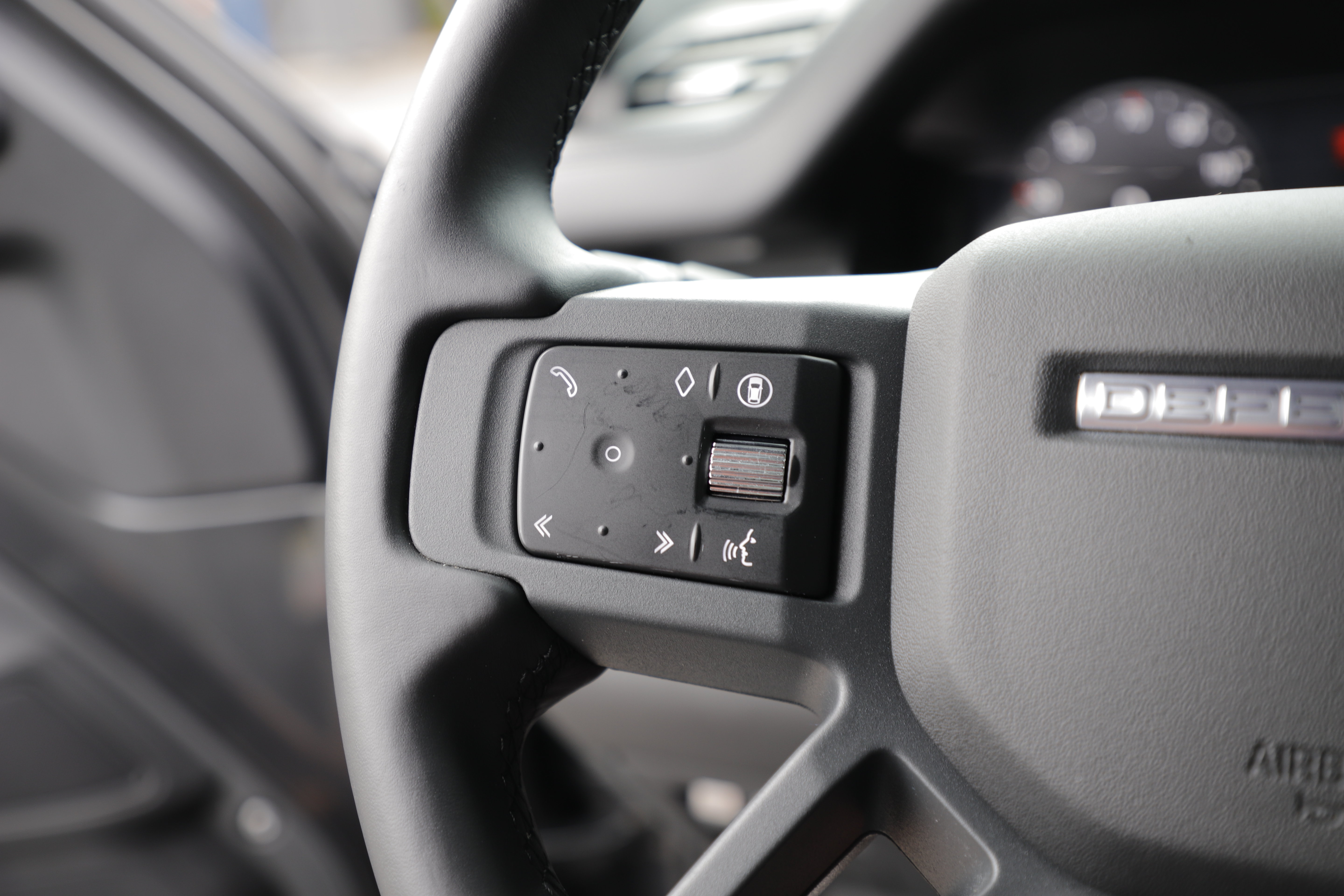 Certified 2025 Land Rover Defender 130 X-Dynamic SE AWD/4WD image 23