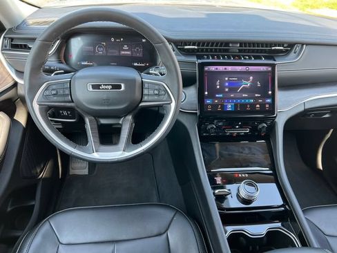 Used 2023 Jeep Grand Cherokee Limited AWD/4WD image 3