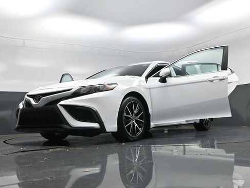 Used 2024 Toyota Camry SE FWD image 25