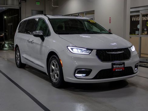 Used 2023 Chrysler Pacifica Limited image 5