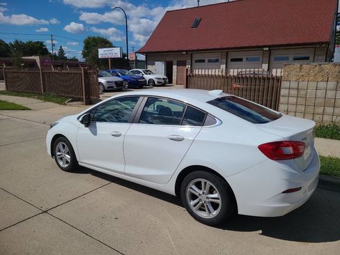 Used 2016 Chevrolet Cruze LT w/ Convenience Package image 4