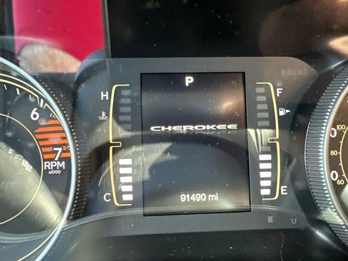 Used 2018 Jeep Cherokee Latitude Plus w/ Comfort/Convenience Group FWD image 12