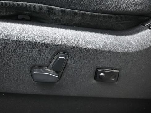 Used 2016 Chrysler Town & Country Touring w/ Driver Convenience Group FWD image 14