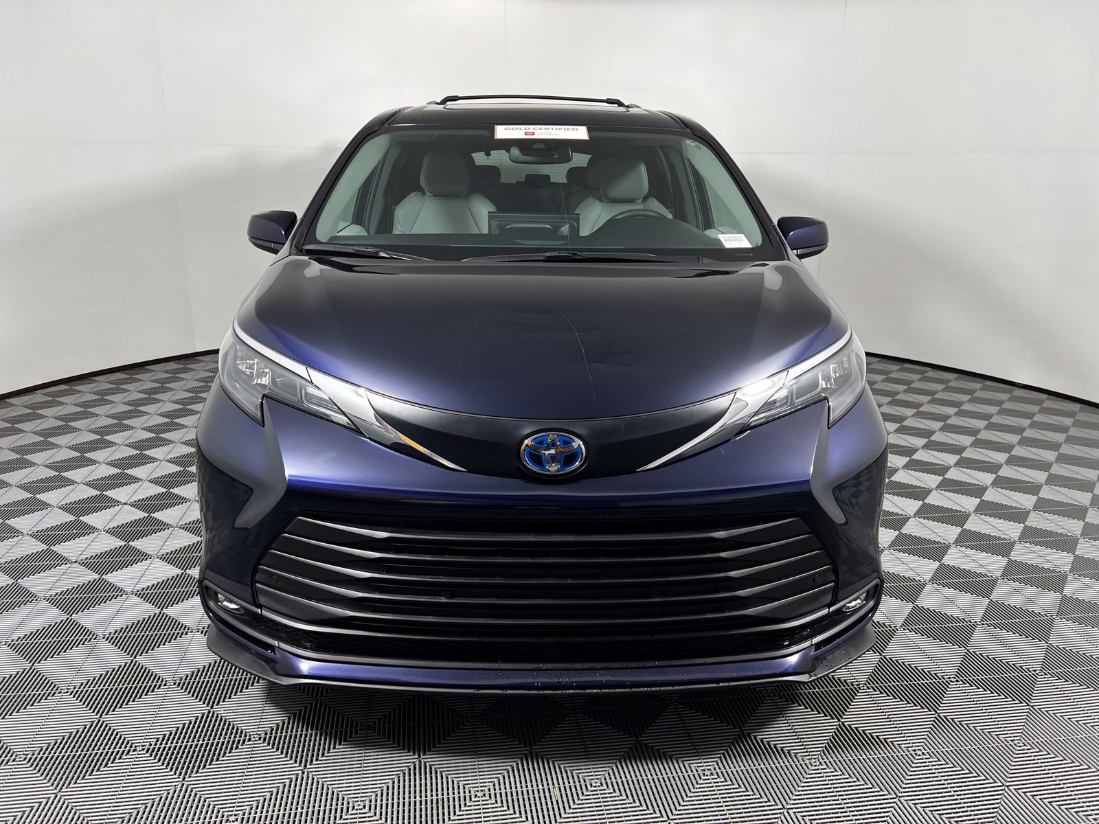 Certified 2025 Toyota Sienna XLE FWD image 2