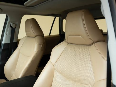 Used 2019 Toyota RAV4 Limited image 18