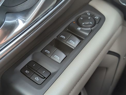 Used 2024 Chevrolet Suburban LT RWD image 14