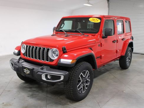 Used 2025 Jeep Wrangler Unlimited Sahara AWD/4WD image 4