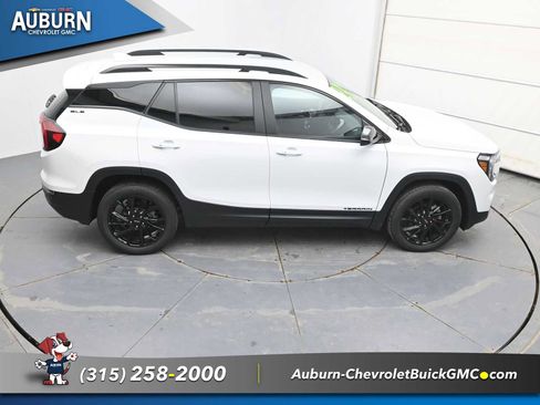 Used 2024 GMC Terrain SLE w/ Driver Convenience Package image 31