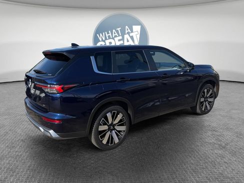 Used 2025 Mitsubishi Outlander SE AWD/4WD image 3