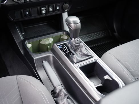 Used 2018 Toyota Tacoma TRD Off-Road image 25