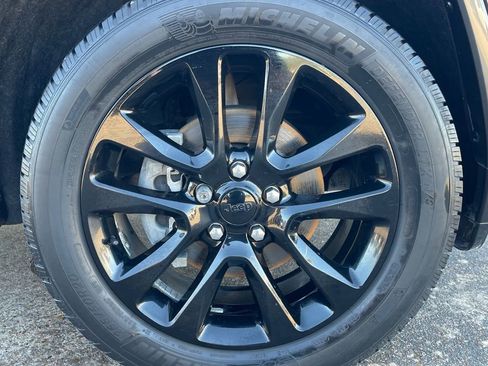 Used 2018 Jeep Grand Cherokee Altitude AWD/4WD image 16
