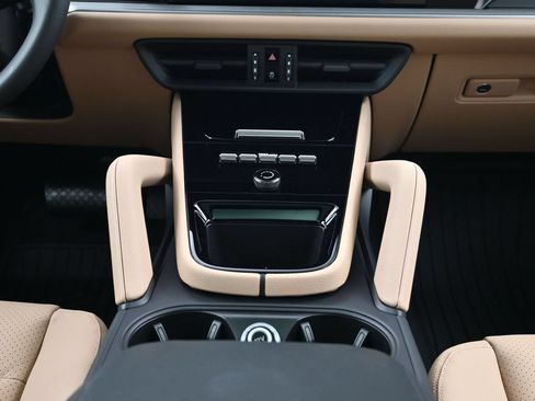 Certified 2026 Porsche Cayenne AWD/4WD image 10