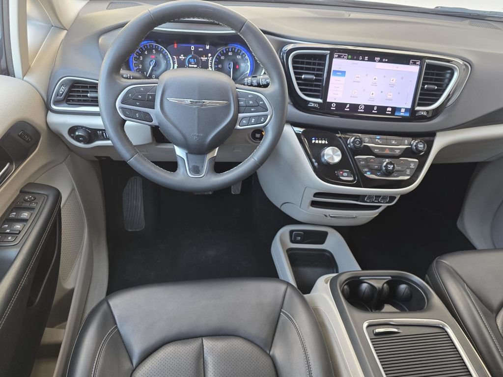 Used 2023 Chrysler Pacifica Touring-L FWD image 10