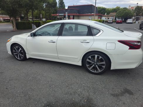 Used 2017 Nissan Altima 2.5 SR FWD image 9