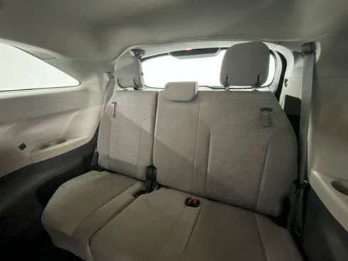 Used 2022 Toyota Sienna LE FWD image 6