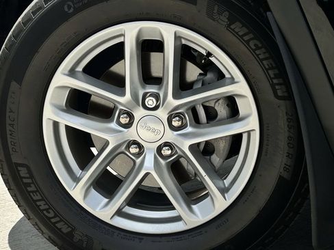 Used 2025 Jeep Grand Cherokee Laredo X RWD image 10