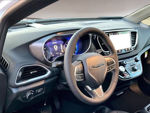 New 2026 Chrysler Voyager LX image 7