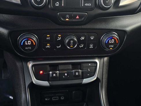 Used 2024 GMC Terrain SLT image 29