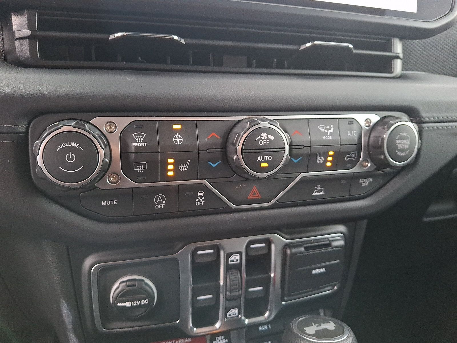 Used 2025 Jeep Wrangler Unlimited Rubicon w/ Convenience Group AWD/4WD image 15