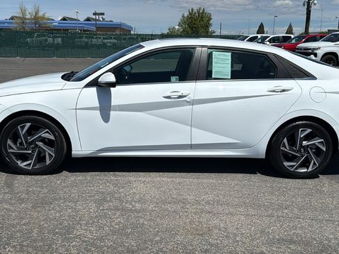 Used 2025 Hyundai Elantra SEL FWD image 8